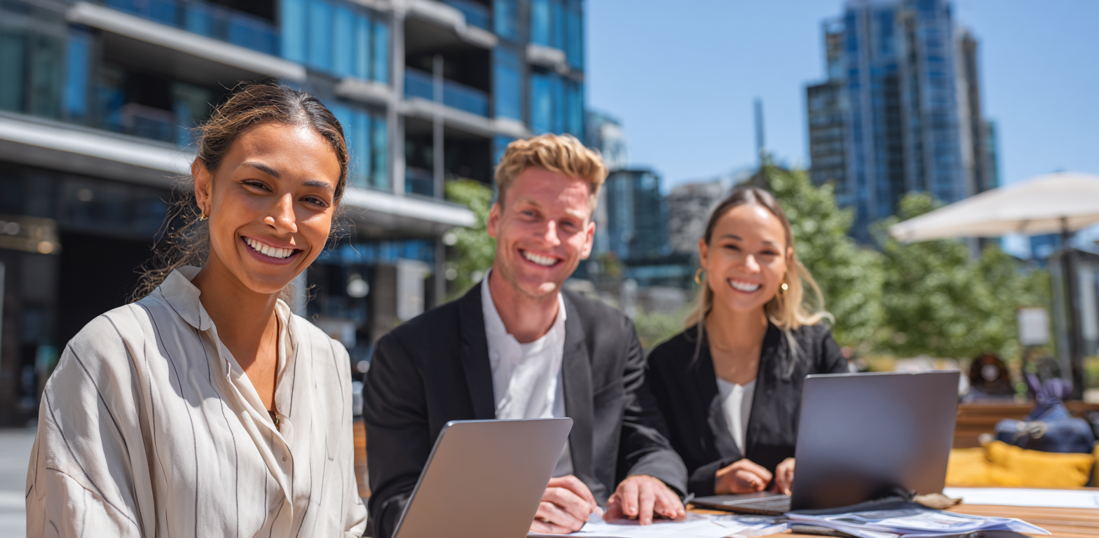 Chasseur immobilier en rendez-vous avec des acheteurs